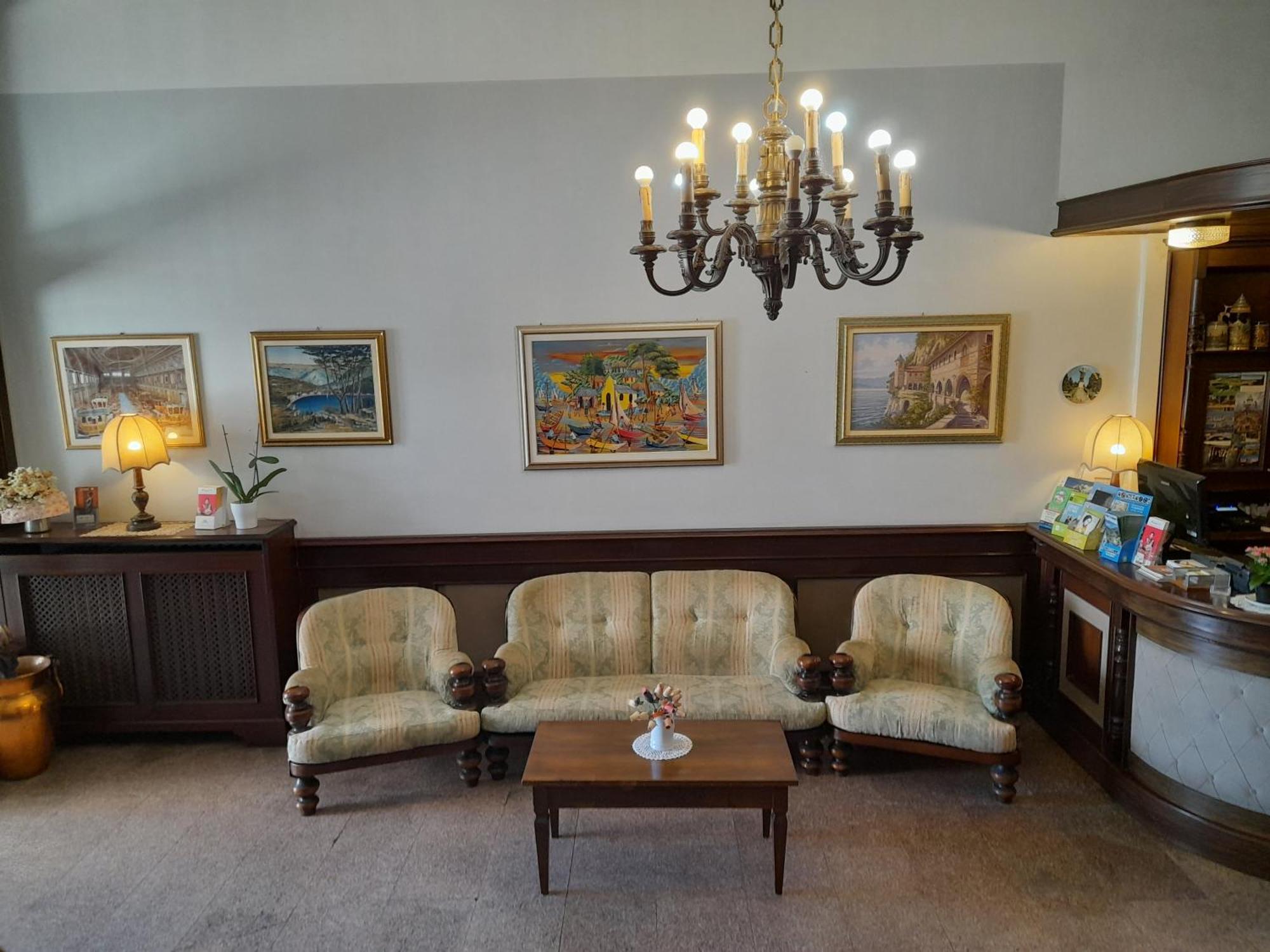 Hotel Florida Арона Екстериор снимка