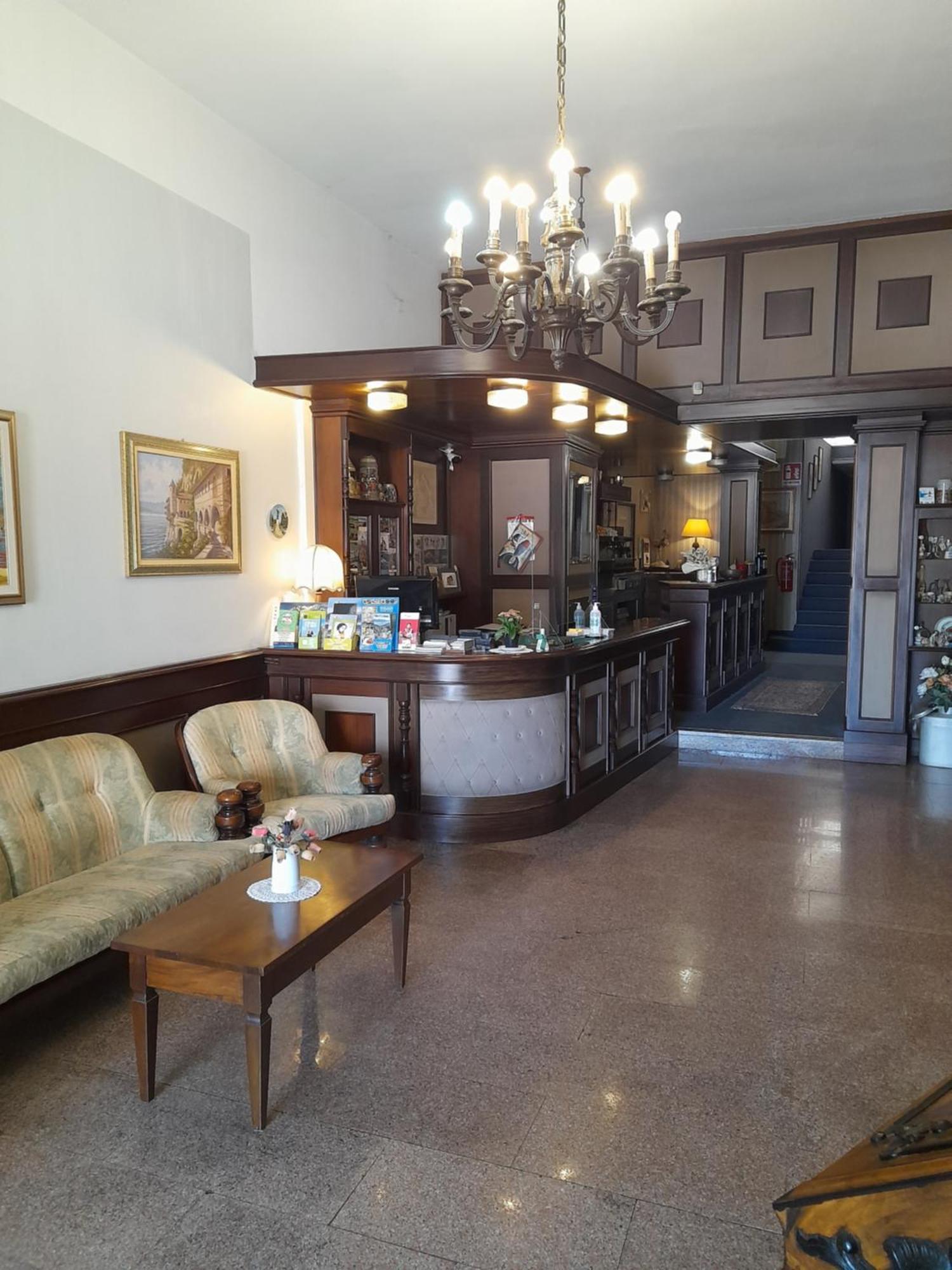 Hotel Florida Арона Екстериор снимка