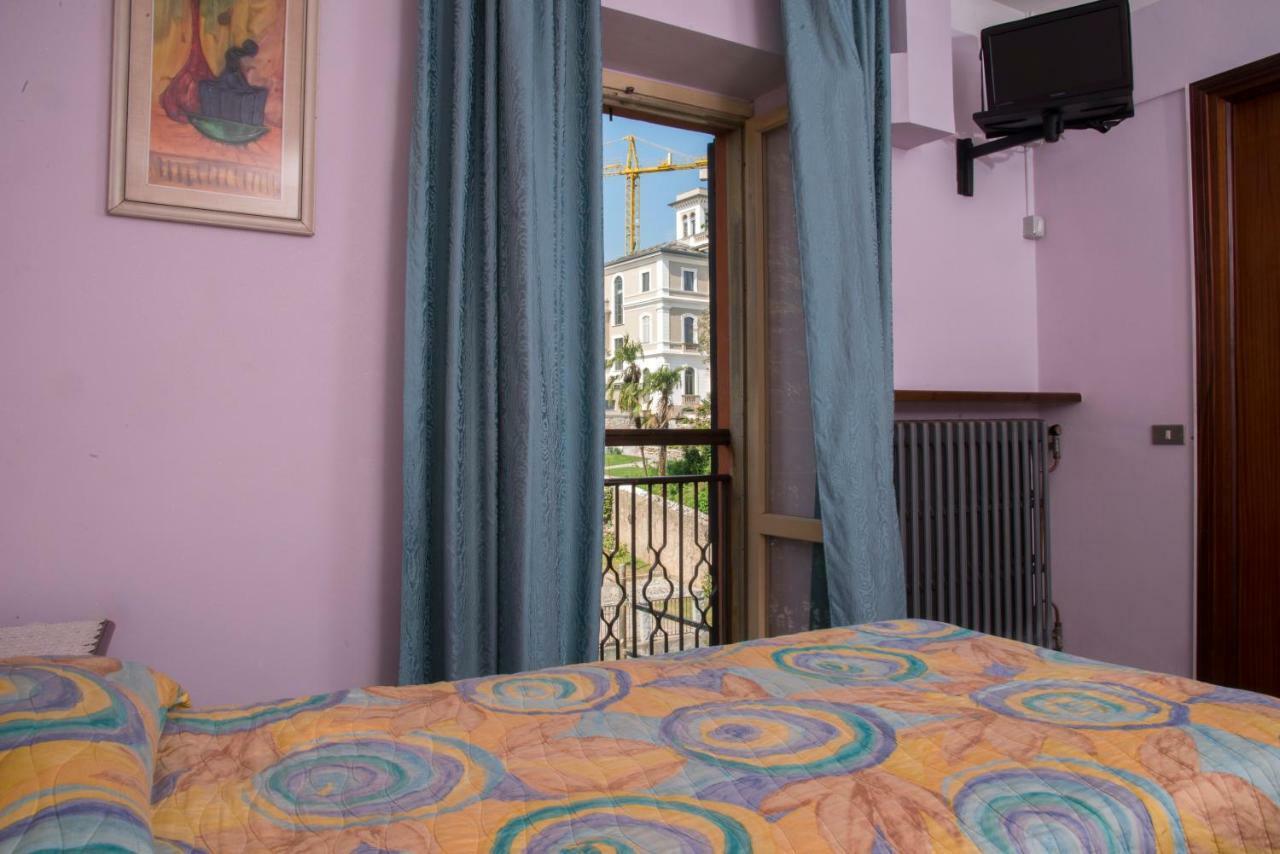 Hotel Florida Арона Екстериор снимка