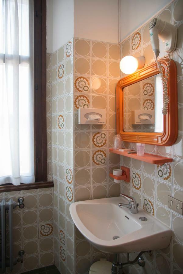 Hotel Florida Арона Екстериор снимка